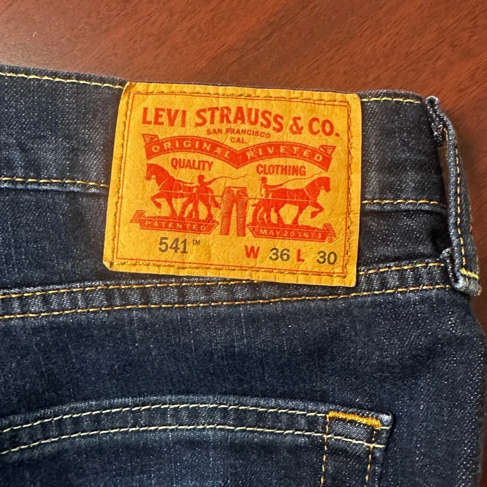 Levis 541 Athletic Taper Jeans Mens 36x30 Dark Wash Indigo Denim Blue Pants - Picture 4 of 7